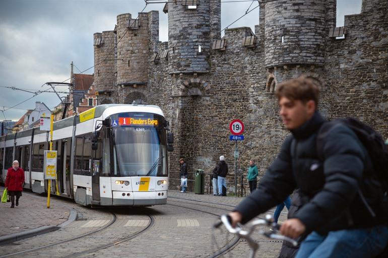 Met de tram of fiets naar het centrum van Gent