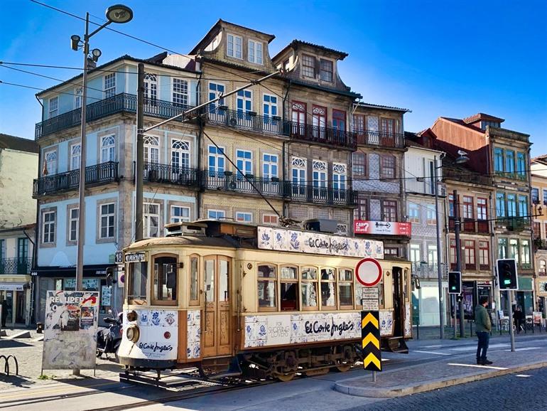 Met een authentieke tram door Porto
