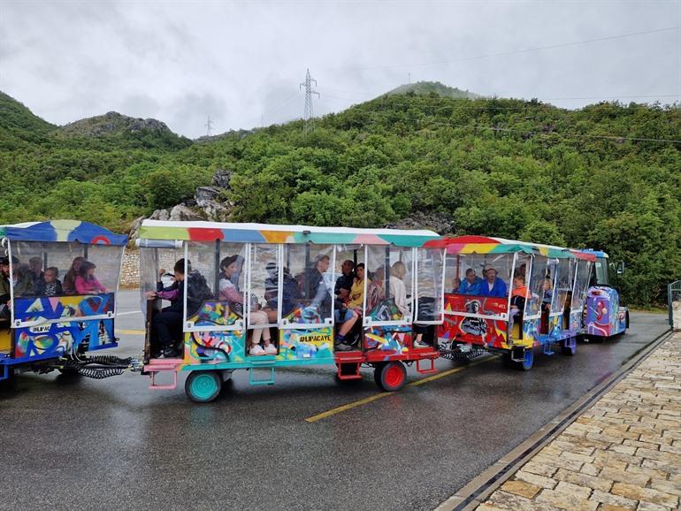 Met een treintje naar de Lipa Cave in Montenegro