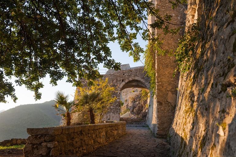 Middeleeuws Castello di Arechi bezoeken, Salerno