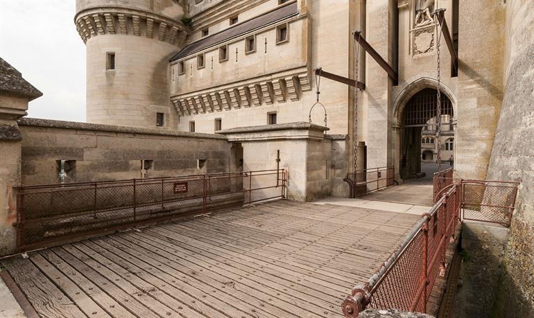 Middeleeuwse ophangbrug van Château de Pierrefonds, Picardië