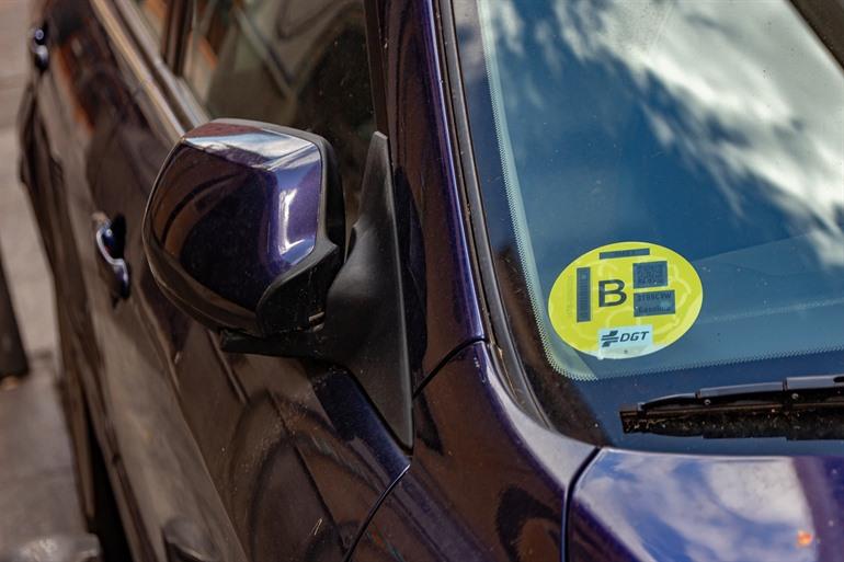 Milieusticker B op de ruit van een auto