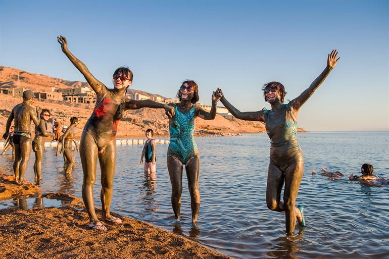 Modderbaden in de Dode Zee, Jordanië