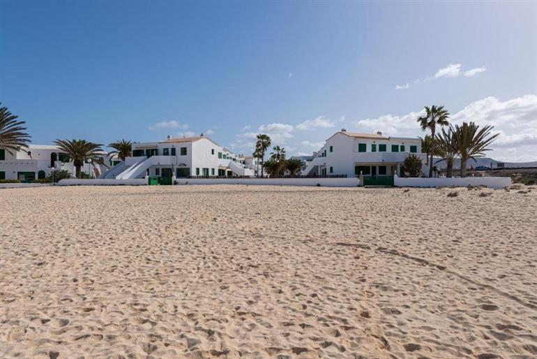 Modern and New Beachfront Apartment boeken