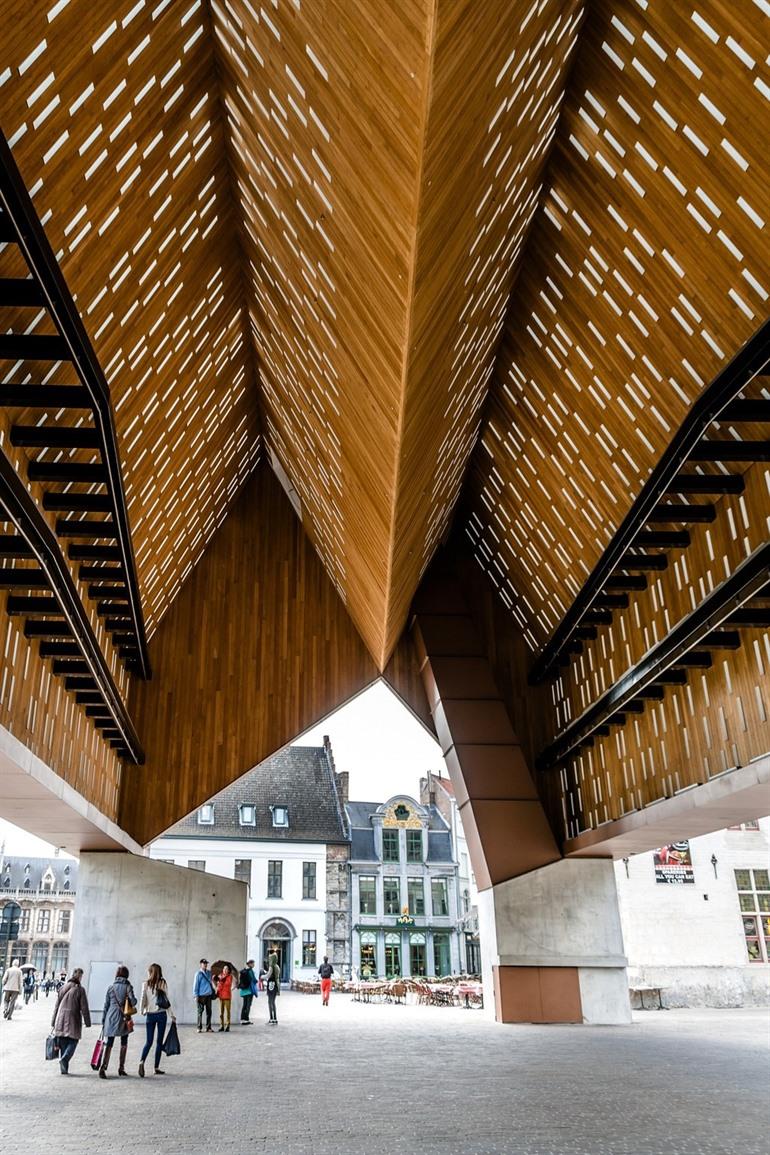 Moderne markthal (schapenstal) Gent