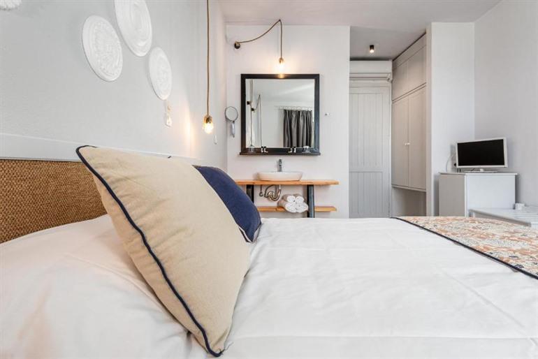 Mrs. Chryssana Beach Hotel boeken