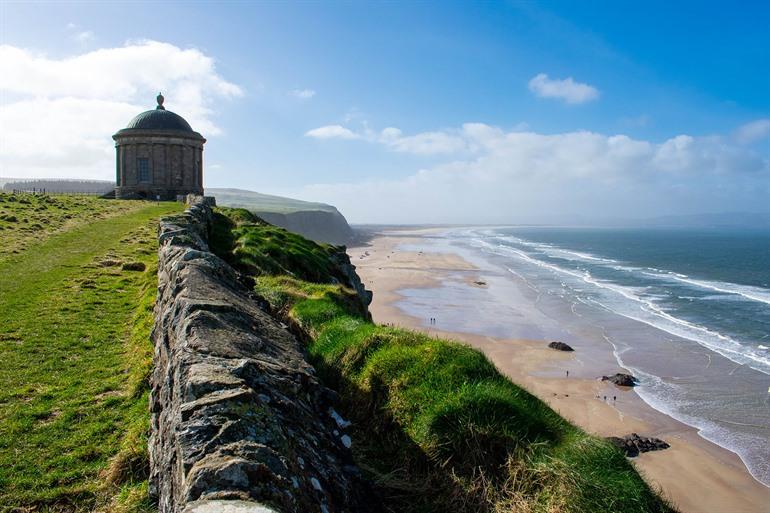 Mussenden Temple aan Downhill Beach