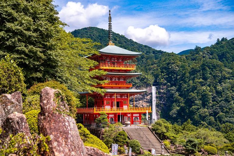 Nachi Falls in de achtergrond van de pagode