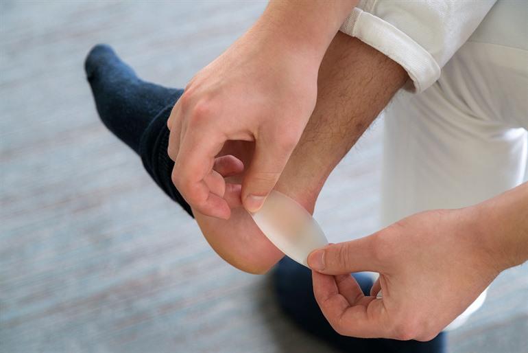 Nadat je de blaar gedesinfecteerd hebt, kan je de blaar bedekken om ze te beschermen tegen infecties. 