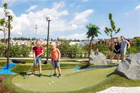 Namiddagje midgetgolven in Vakantiepark Legoland Duitsland