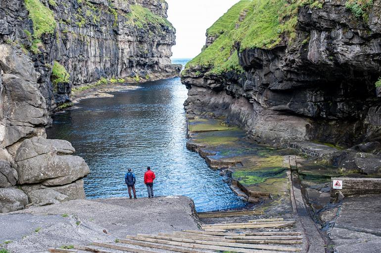 Natuurlijke haven van Gjógv op het eiland Eysturoy