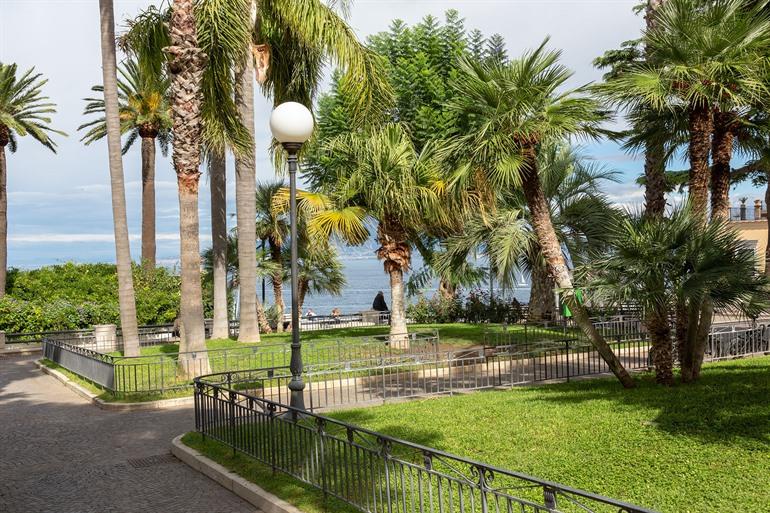 Neem de stadslift naar Villa Comunale