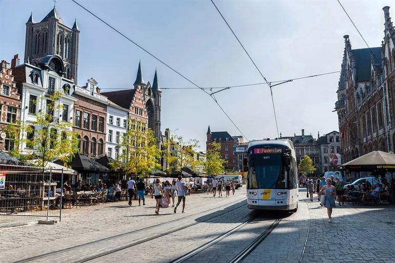 Neem de tram naar de Korenmarkt, Gent
