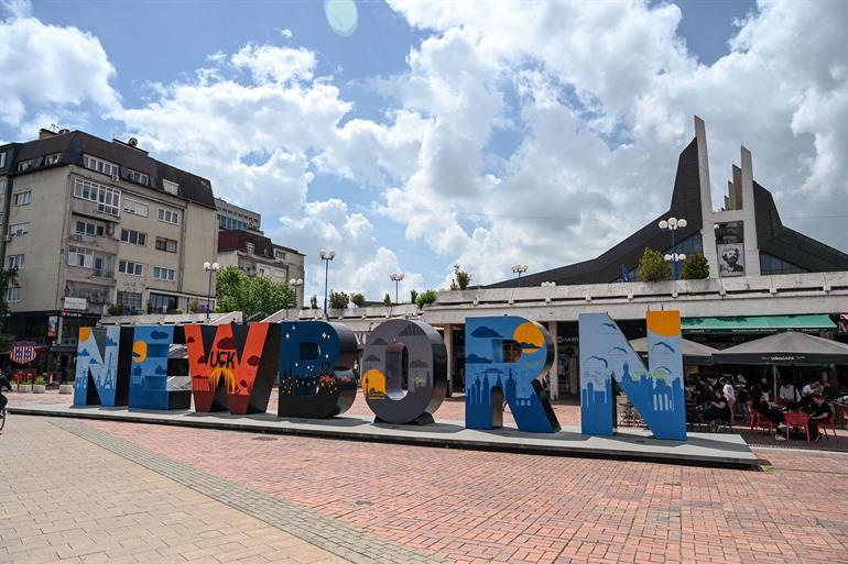 Newborn Monument in Pristina bezoeken