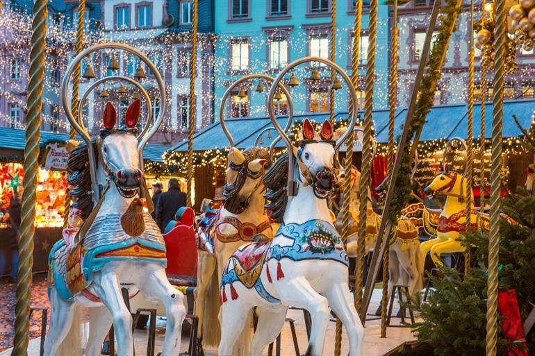 Nostalgische draaimolen op de kerstmarkt