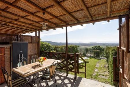 Of verblijf bij Borgo Sanguineto middenin de natuur met uitzicht op het meer