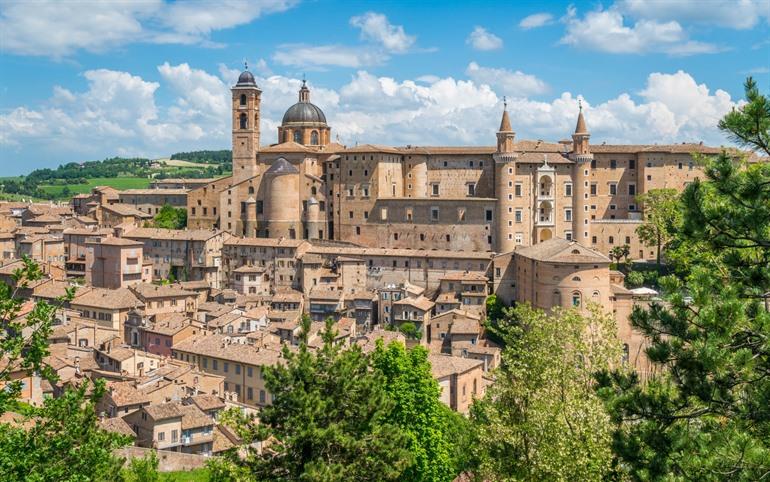 Ommuurde middeleeuwse stad Urbino, Le Marche, Italië