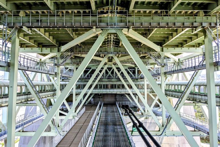 Onder de Akashi-Kaikyo-brug