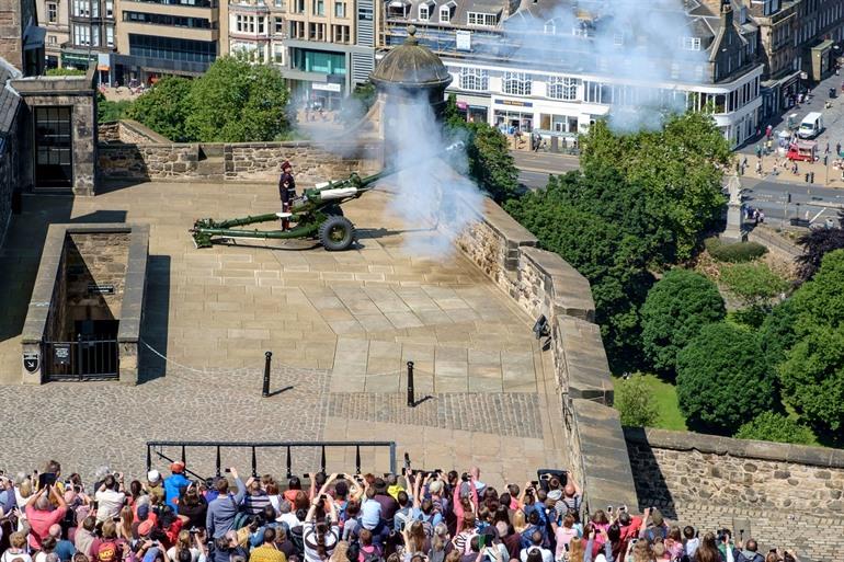 One o'Clock gun bij Edinburgh Castle in Schotland