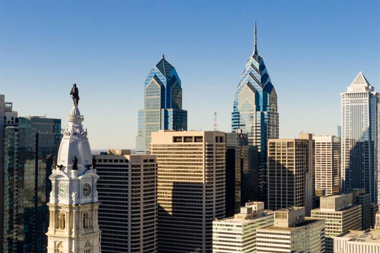 One & Two Liberty Place en de City Hall op de voorgrond