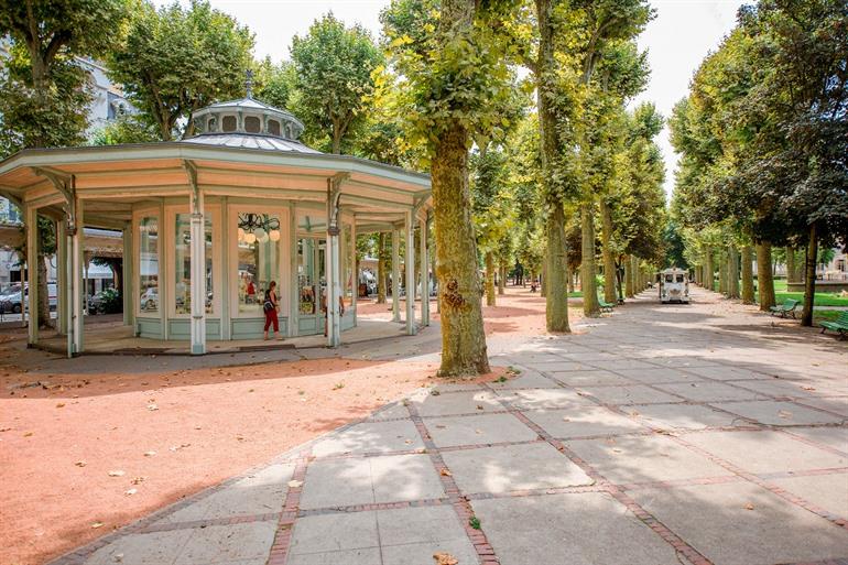 Ontdek de charme van Vichy tijdens een stadsrondleiding met gids