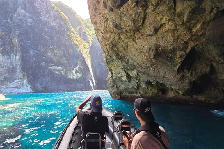 Ontdek de grotten en watervallen van Flores tijdens deze boottocht onder begeleiding van een ervaren gids