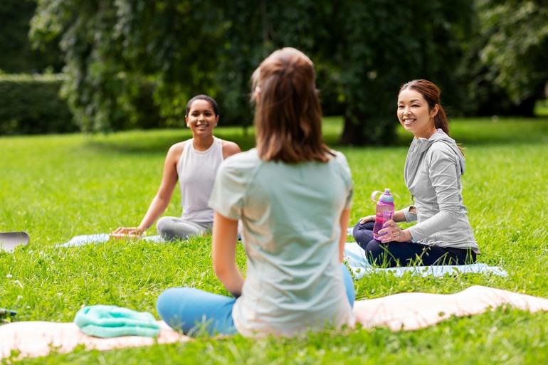Ontmoet nieuwe mensen tijdens yoga oefeningen in het park