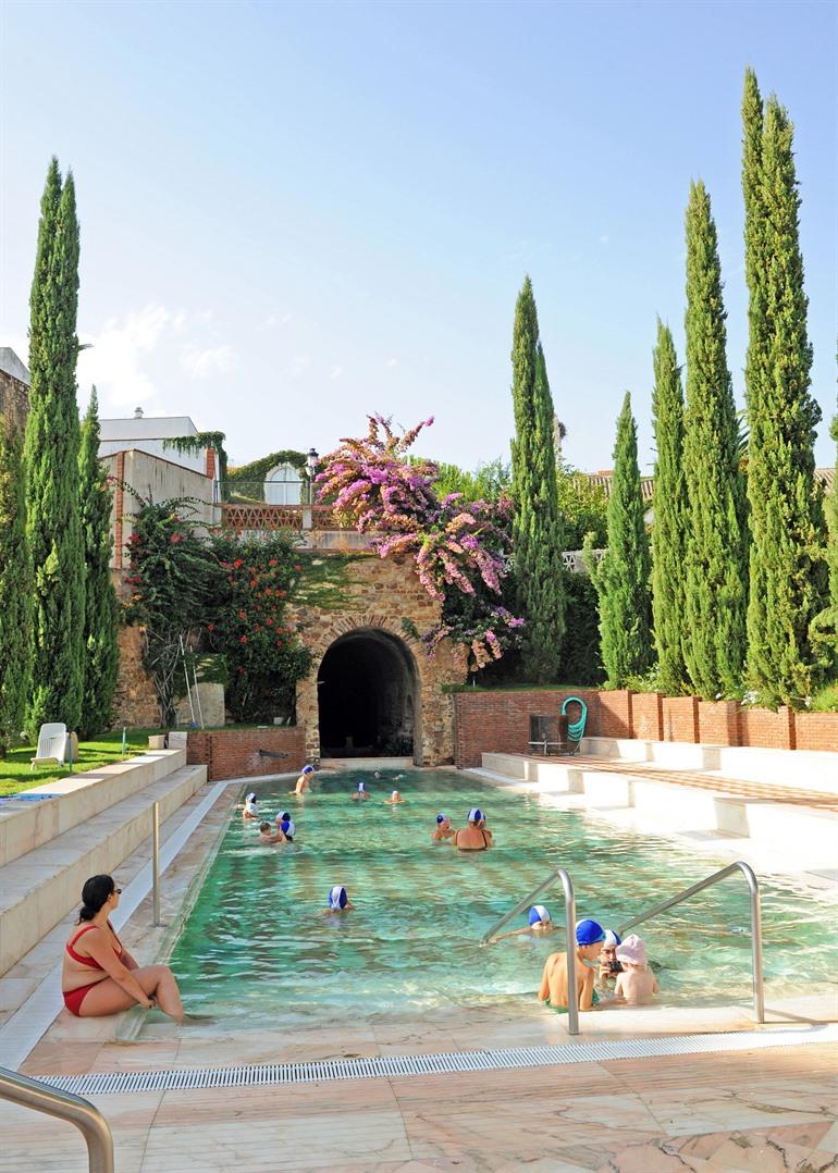 Ontspannen aan het zwembad in Alange