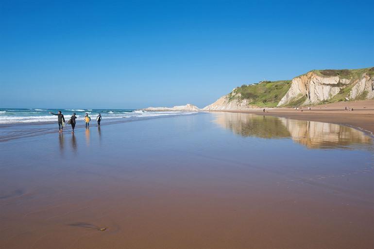 Ontspannen op het Sopelana strand, nabij Bilbao, Noord-Spanje