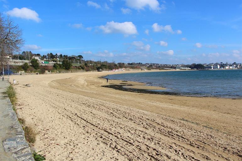 Ontspannen op het strand van Moulin Blanc, Bretagne