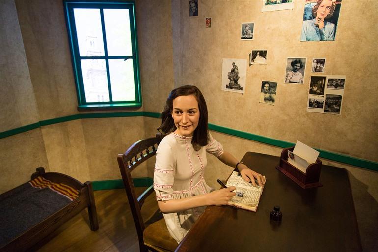 Op de foto met Anne Frank in Madame Tussaud
