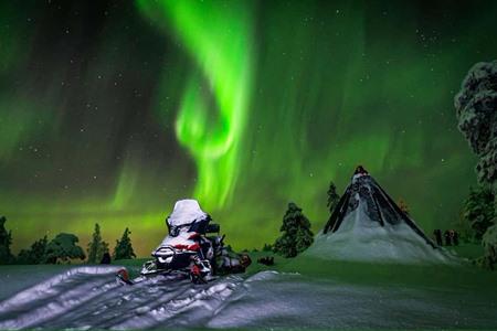 Op zoek naar het noorderlicht tijdens een sneeuwscootersafari 