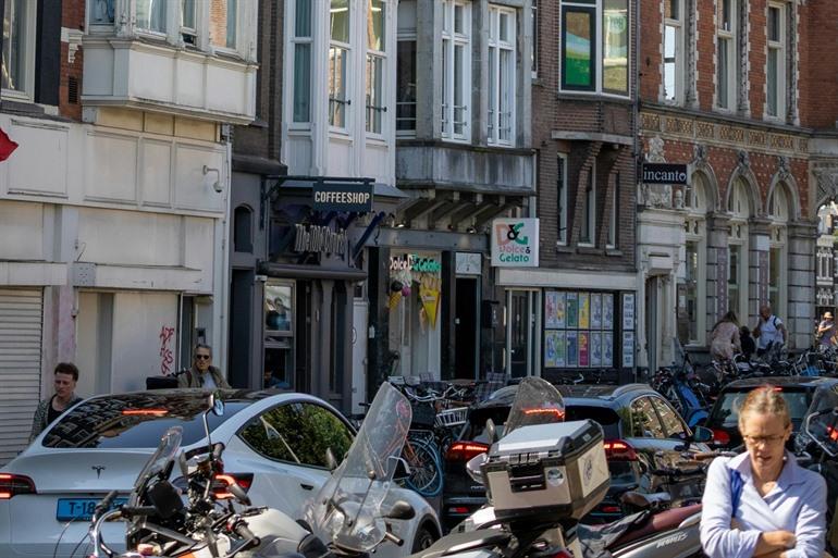 op zoek naar parkeerplaats in amsterdam