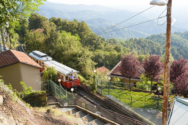 Oud historisch rood treintje dat je naar de Basilica dI Superga brengt in Turijn