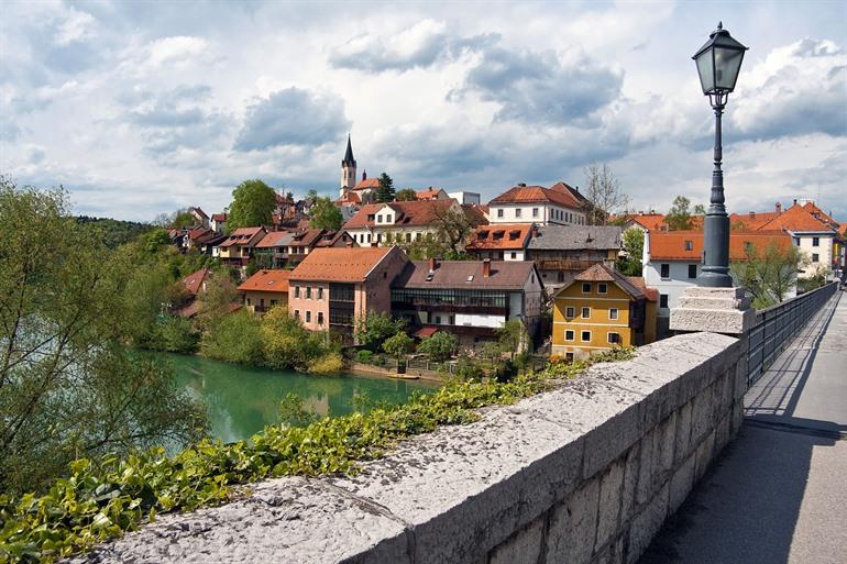 Oud stadscentrum van Novo Mesto, aan de rivier de Krka, Slovenië