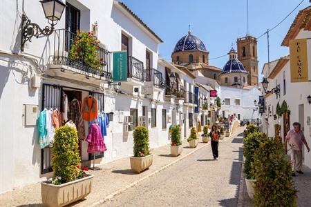 Oude binnenstad van Altea met zicht op de blauwe koepel,  Alicante