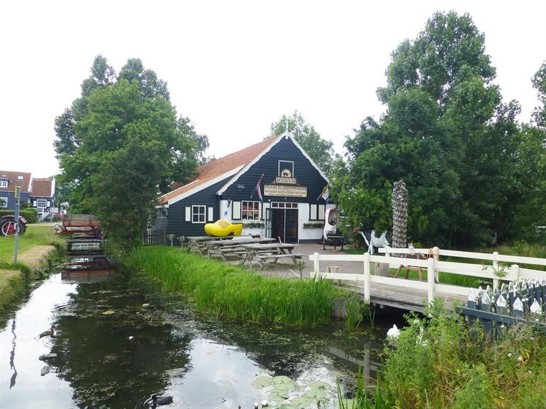 Oude klompenmakerij in Marken bezoeken, Nederland