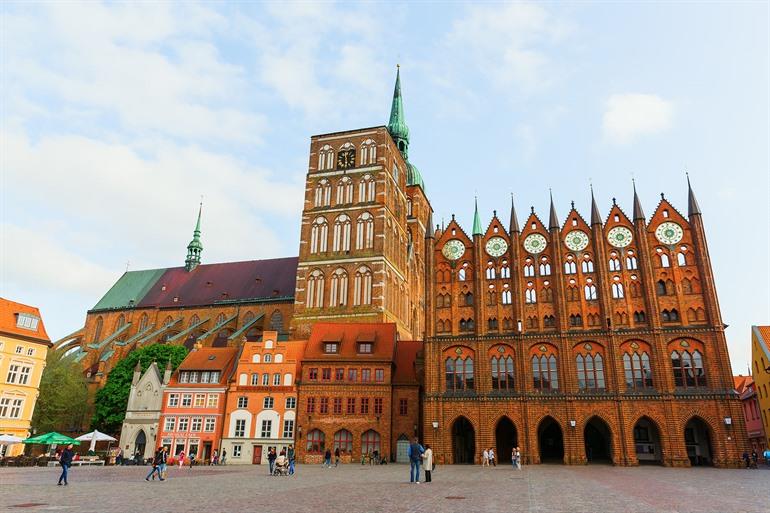 Oude markt van Stralsund met het stadhuis, Stralsund, Duitsland