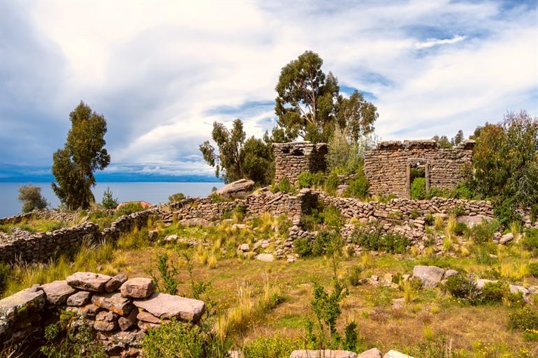 Oude ruïnes op Isla taquile