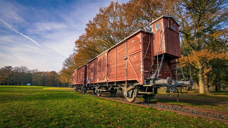 Oude spoorwagon in het historische herdenkingspark Westerbork, Drenthe