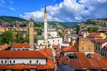 Oude stad van Sarajevo met de klokkentoren en Gazi Husrev-beg moskee, Bosnië en Herzegovina