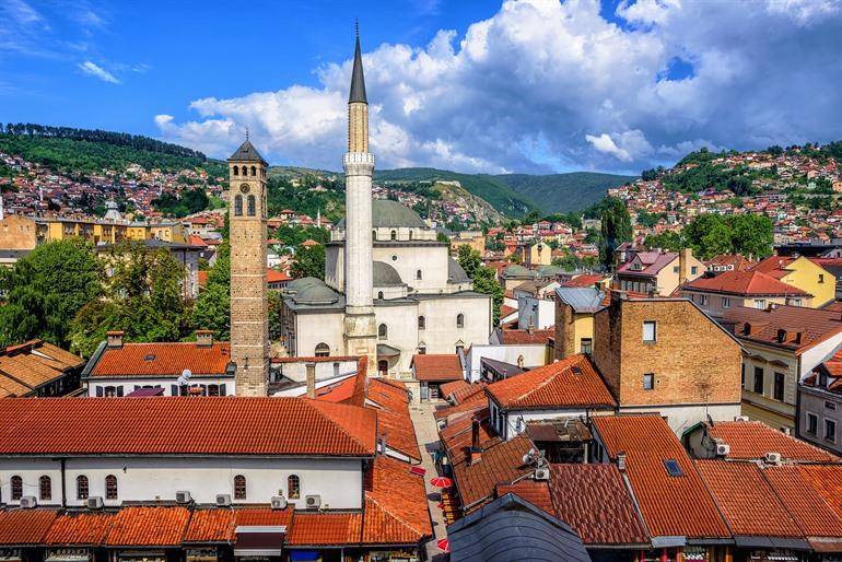 Oude stad van Sarajevo met de klokkentoren en Gazi Husrev-beg moskee, Bosnië en Herzegovina