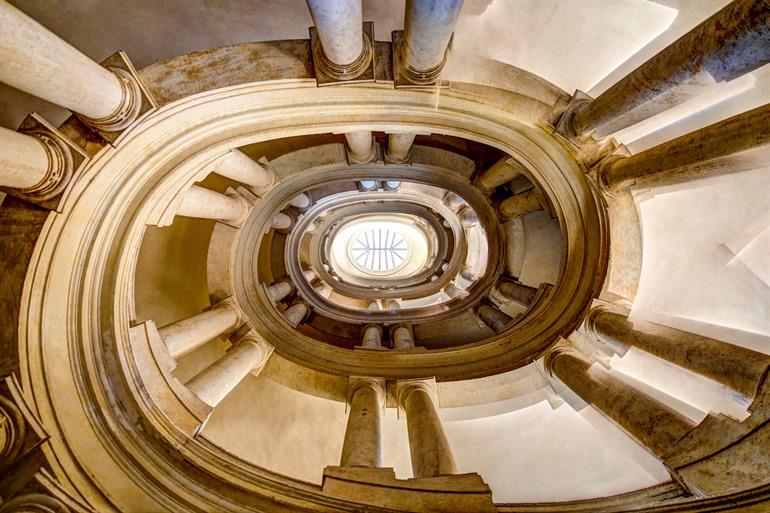 Ovaalvormige wenteltrap van Borromini in Rome