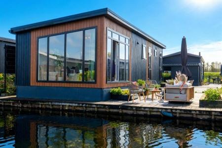 Overnachten in een houten waterchalet 