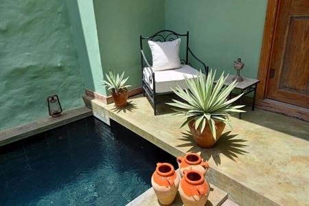 Overnachten in een koloniaal huis met buitenzwembad