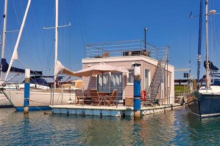 Overnachten op een woonboot met zicht op de lagune van Grado