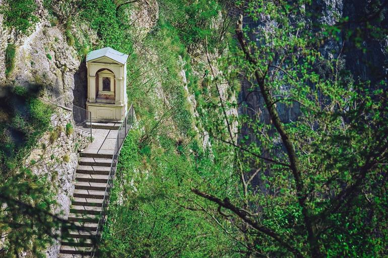 Pad van Hoop naar het Santuario Madonna della Corona, Italië