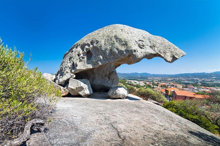 Paddenstoelrots in Arzachena, Sardinië