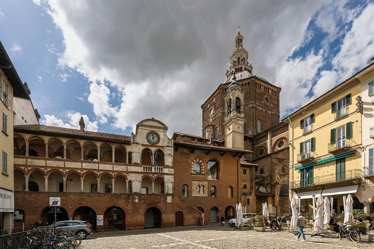 Palazzo del Broletto bezoeken in Pavia, Lombardije
