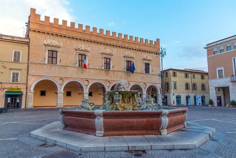 Palazzo Ducale op Piazza del Popolo, Pesaro
